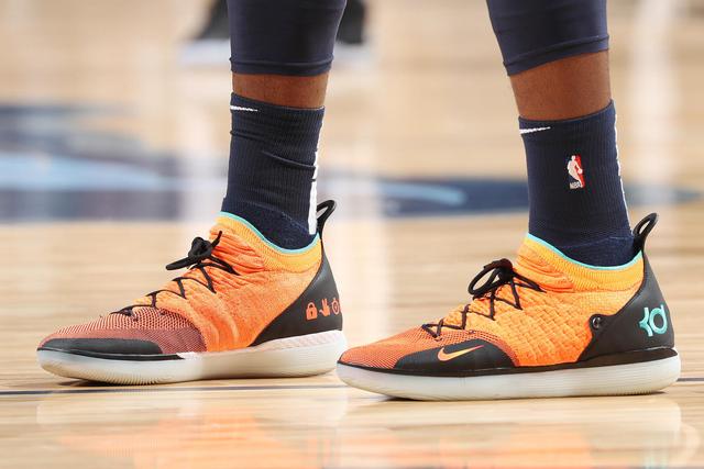 TA：皇马球星团队深度介入更衣室，阿隆索管理面临额外挑战（TA：皇马巨星身边团队深度干预更衣室，阿隆索执教管理遭遇额外考验）