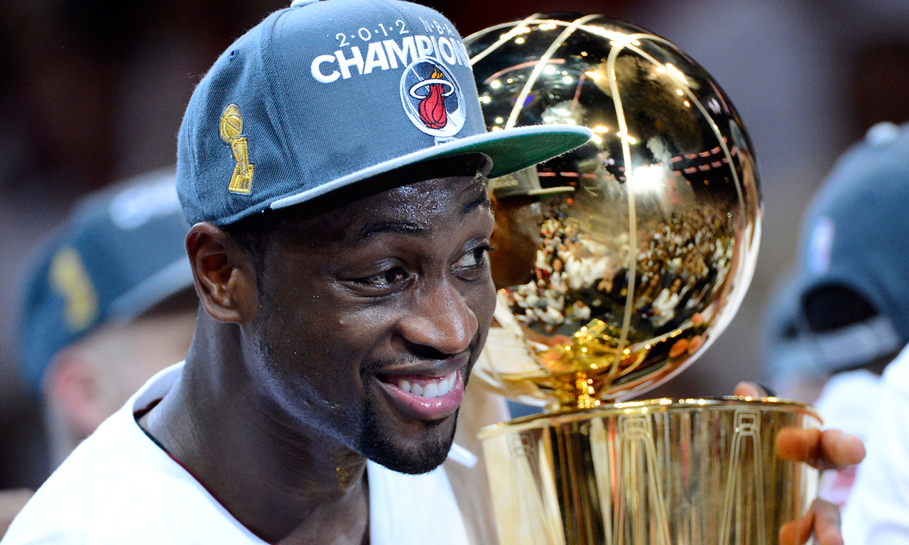 每体：卡萨多腹股沟有些刺痛，初步看来情况并不严重（每体：卡萨多腹股沟出现轻微刺痛，初步判断无大碍）