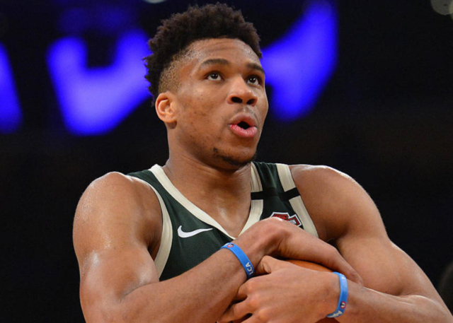 邮报：至少12家俱乐部想租梅努，但球员仍优先考虑那不勒斯（邮报：超12队有意租借梅努，球员首选仍是那不勒斯）