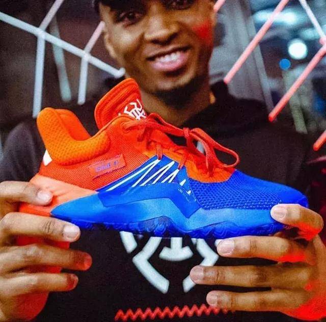 詹姆斯关键时刻稳住全队（关键时刻詹姆斯力挽狂澜稳住球队）