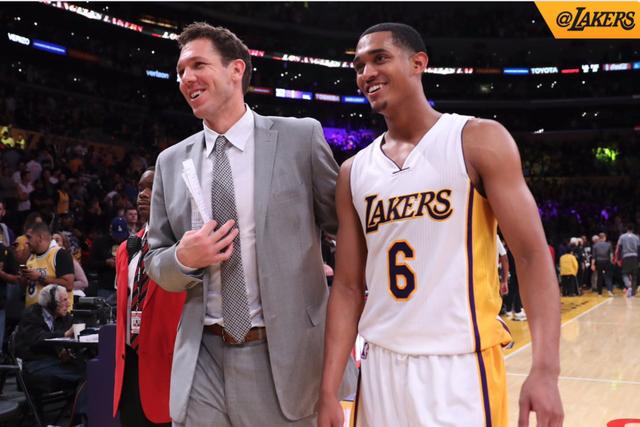 马特拉齐：我一直更喜欢客战，敌对球迷的呐喊和嘘声让我兴奋（马特拉齐：我更爱客场，嘘声越响我越兴奋）