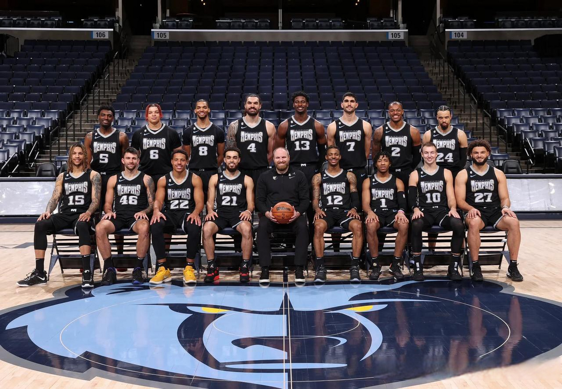 球队在客场打出稳定表现，士气高涨（客场表现稳健，士气正盛）